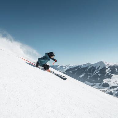 Skifahrer auf den Skipisten im Skicircus Saalbach Hinterglemm Leogang Fieberbrunn | © Christoph Johann